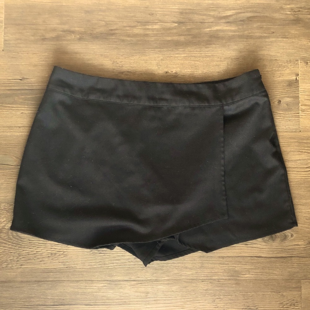 Gap black skort